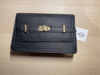 Bolso Negro Stradivarius con etiqueta