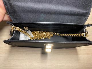 Bolso Negro Stradivarius con etiqueta