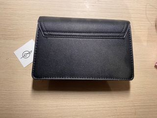 Bolso Negro Stradivarius con etiqueta