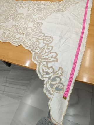 Manteleta fallera seda salv. beig oro y lent. 92cm