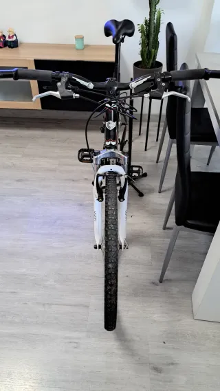 Bicicleta MTB Negra y Roja