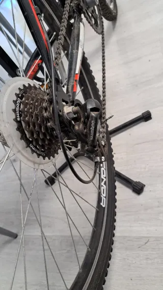 Bicicleta MTB Negra y Roja