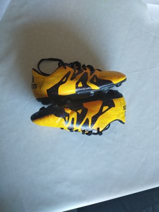 Botas de fútbol amarillas y negras