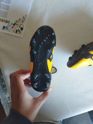Botas de fútbol amarillas y negras