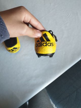 Botas de fútbol amarillas y negras