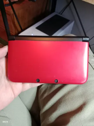Nintendo 3DS XL rossa con caricatore e stilo