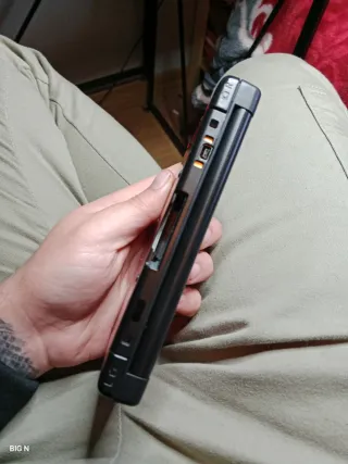 Nintendo 3DS XL rossa con caricatore e stilo