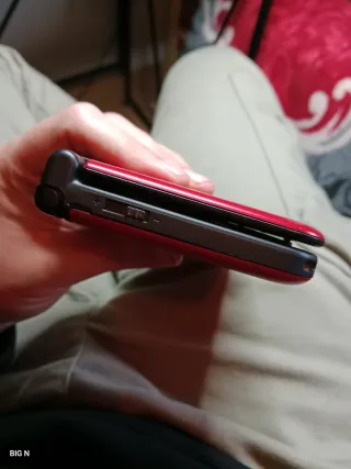 Nintendo 3DS XL rossa con caricatore e stilo