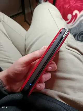 Nintendo 3DS XL rossa con caricatore e stilo