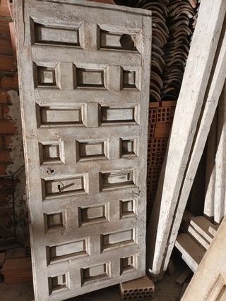 Puerta de cuarterones antigua