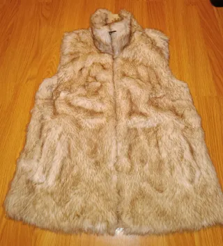 Colete de pêlo bege e castanho