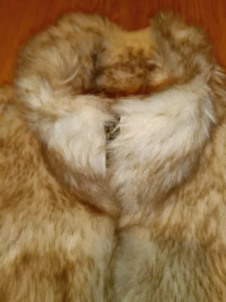 Colete de pêlo bege e castanho