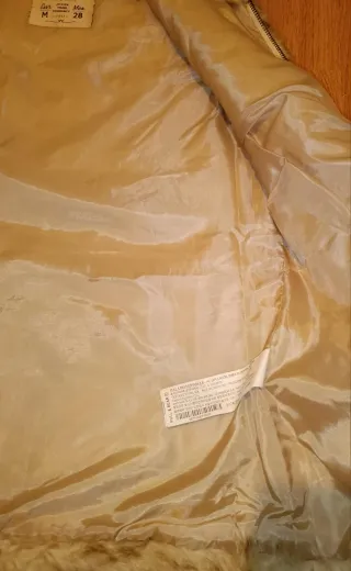 Colete de pêlo bege e castanho