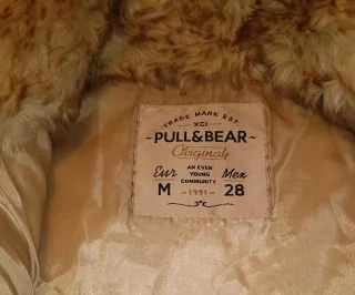 Colete de pêlo bege e castanho