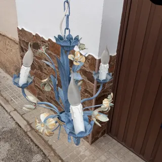 Lámpara de techo floral azul y dorada