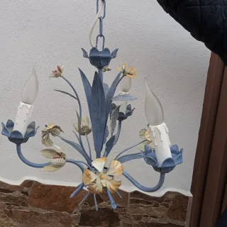 Lámpara de techo floral azul y dorada