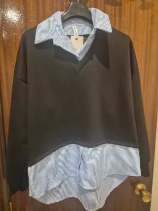 Sudadera negra con camisa azul
