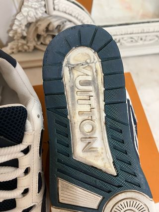 Scarpe bianche e blu rovinate