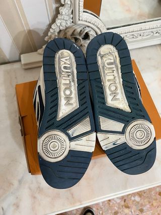 Scarpe bianche e blu rovinate