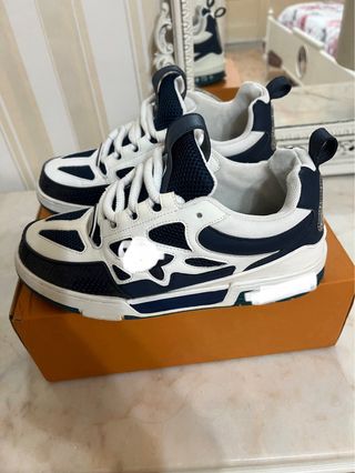 Scarpe bianche e blu rovinate