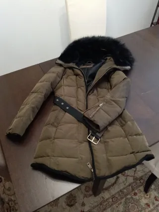 Abrigo acolchado caqui con cinturón y capucha