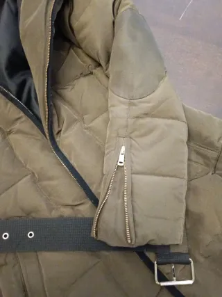 Abrigo acolchado caqui con cinturón y capucha