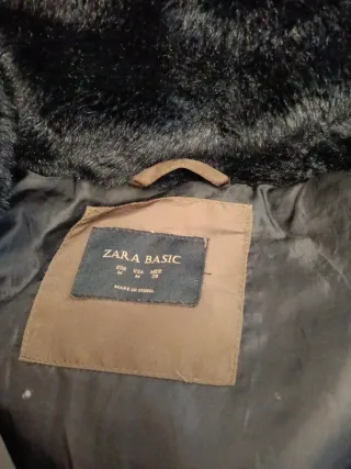 Abrigo acolchado caqui con cinturón y capucha