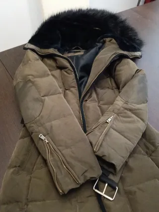 Abrigo acolchado caqui con cinturón y capucha