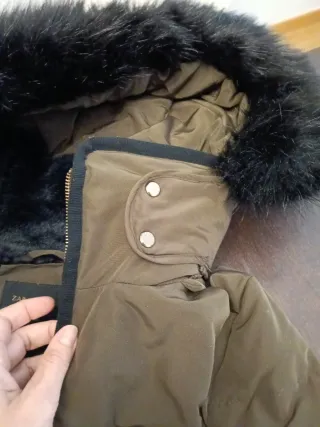 Abrigo acolchado caqui con cinturón y capucha