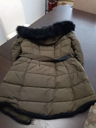 Abrigo acolchado caqui con cinturón y capucha