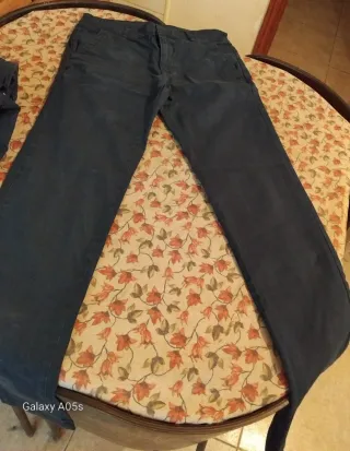Pantalones azules son 3 pantalones a 5e cada uno