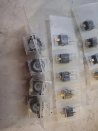 Relés Omron y componentes electrónicos