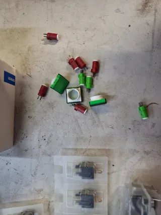 Relés Omron y componentes electrónicos