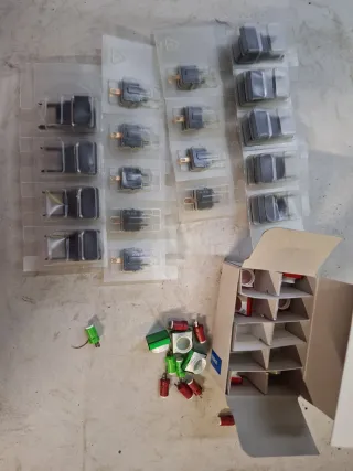 Relés Omron y componentes electrónicos