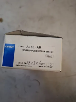 Relés Omron y componentes electrónicos