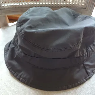 Gorro impermeable marrón