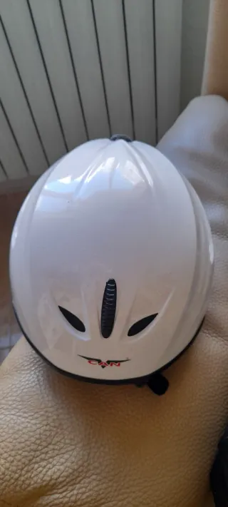 Casco de esquí blanco