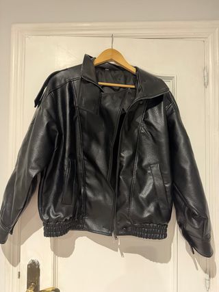 Cazadora negra oversize Talla S