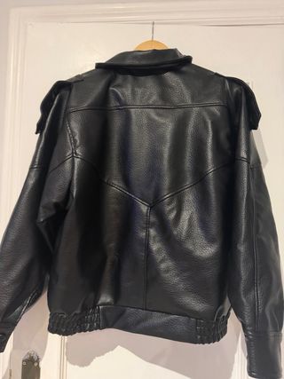 Cazadora negra oversize Talla S