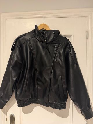 Cazadora negra oversize Talla S