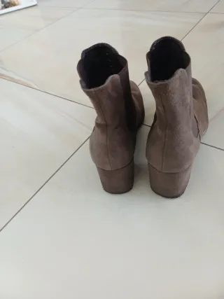 Stivaletti in camoscio marrone