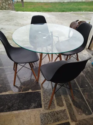 Mesa de vidrio con 4 sillas negras