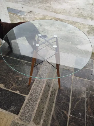 Mesa de vidrio con 4 sillas negras