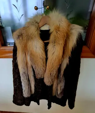 Chaquetón astracan marrón oscuro y zorro rojo