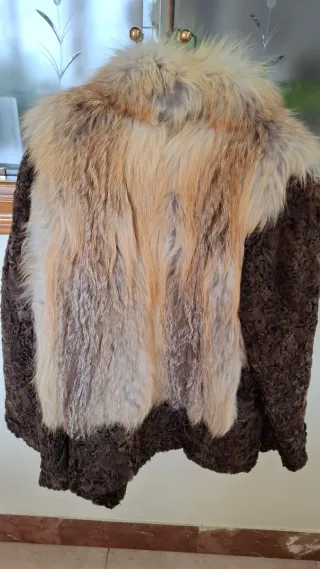 Chaquetón astracan marrón oscuro y zorro rojo