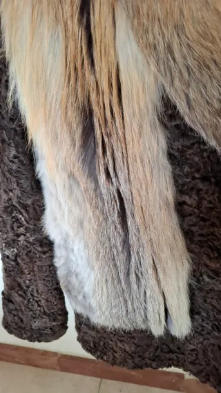 Chaquetón astracan marrón oscuro y zorro rojo