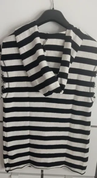 Suéter sin mangas con capucha y flecos,T.S ( zara)