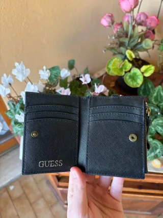 Portafoglio Gu*ss donna nero con zip e portatessee