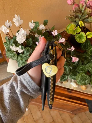 Portafoglio Gu*ss donna nero con zip e portatessee