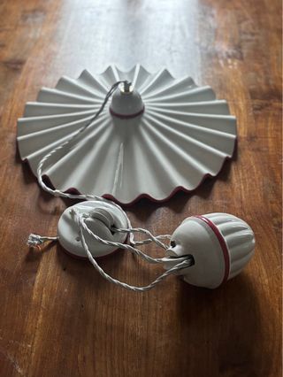 Lampadario grande in ceramica bianco e rosso